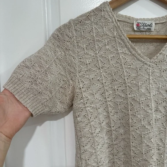 Vintage D’Allaird’s Made In Canada Cream V-Neck Short Sleeve Sweater - Picture 3 of 10